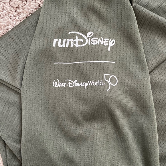 runDisney Wine & Dine 2022 Half Marathon Men’s Large Shirt - Picture 5 of 5